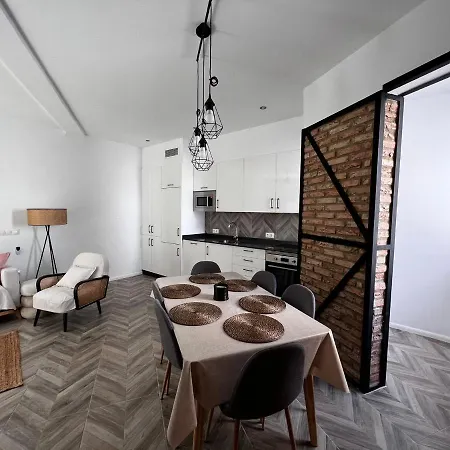 Luxury New 6 Pax Apart Downtown.