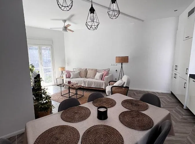 Luxury New 6 Pax Apart Downtown. *