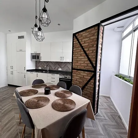 Luxury New 6 Pax Apart Downtown. * Cordova